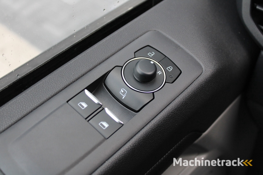 Ford Transit Custom 320 2.0 TDCI L2H1 Limited DC 150pk - Trekhaak - ACC - Navi - Blind Spot - Stoel/Stuurverwarming - Carplay - Rijklaar