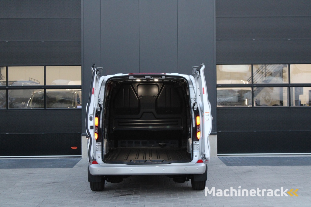 Ford Transit Custom 320 2.0 TDCI L2H1 Limited 170pk - 2x Schuifdeur - Adaptive Cruise - Blind spot - Navigatie - Camera - Draadloos laden - Stoelverwarming - Rijklaar