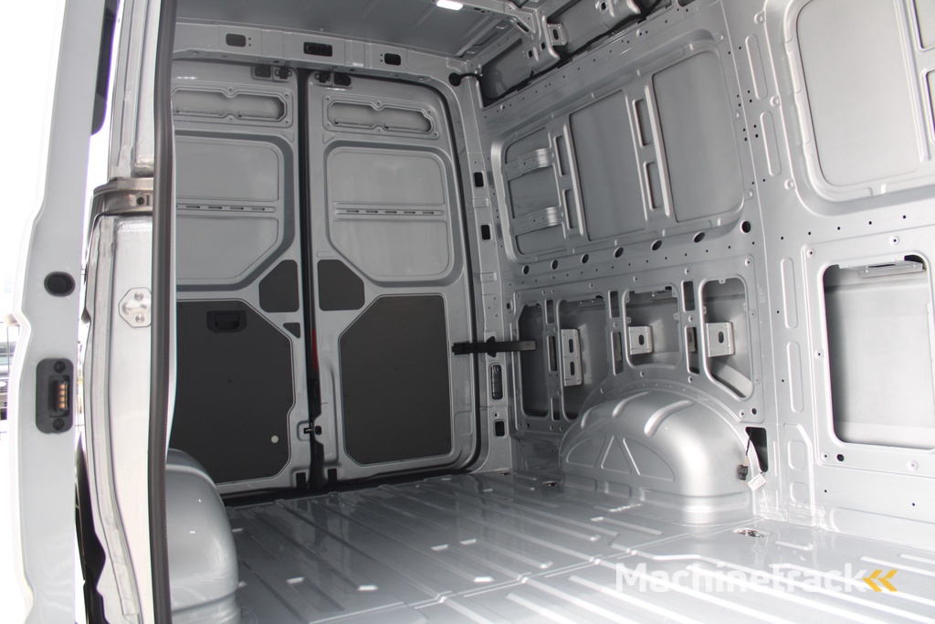 Volkswagen Crafter 30 2.0 TDI L3H3 140pk - Navigatie - DAB - Geveerde Stoel - Camera - Carplay - Rijklaar