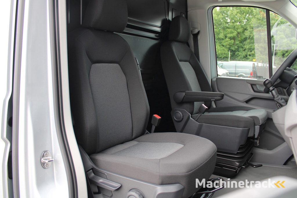 Volkswagen Crafter 30 2.0 TDI L3H3 140pk - Navigatie - DAB - Geveerde Stoel - Camera - Carplay - Rijklaar