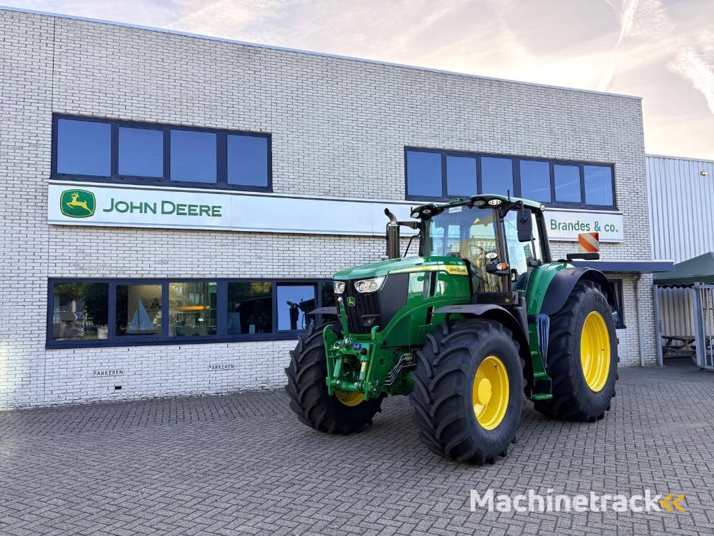 John Deere 6M200