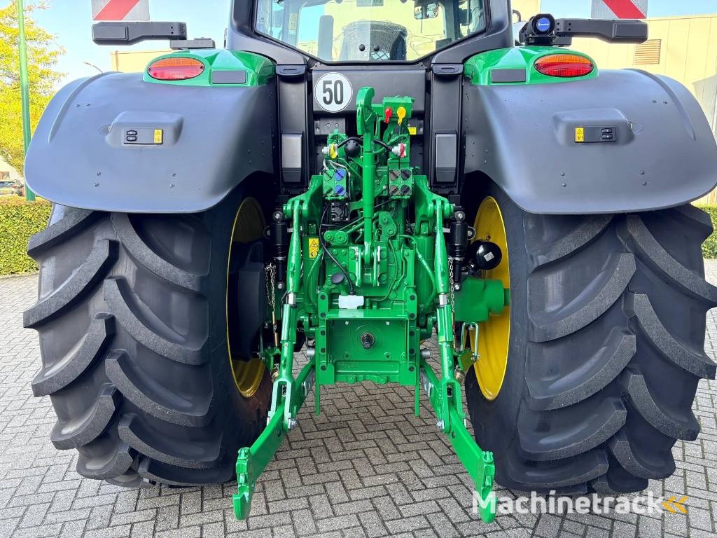John Deere 6M200
