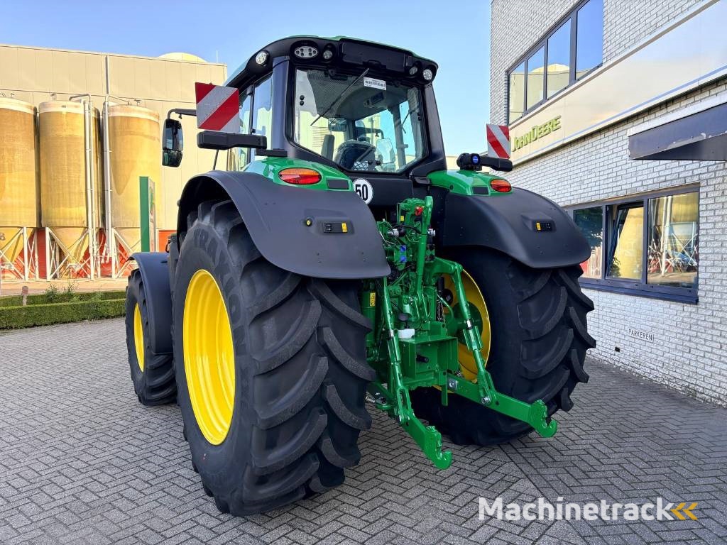 John Deere 6M200
