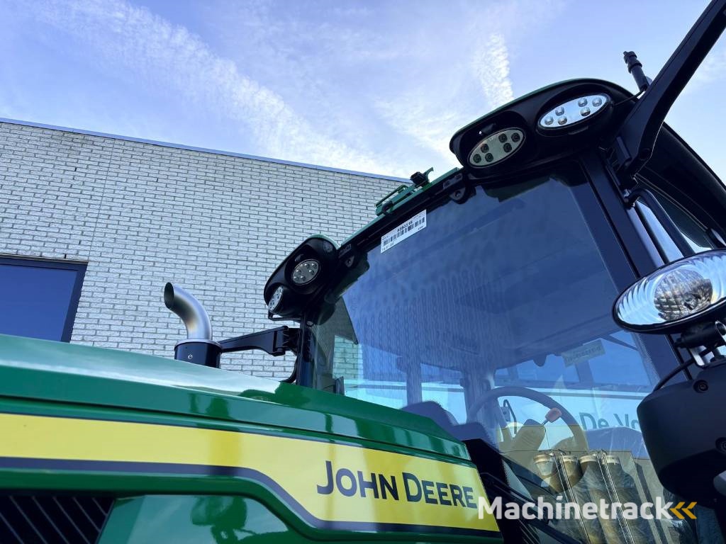 John Deere 6M200