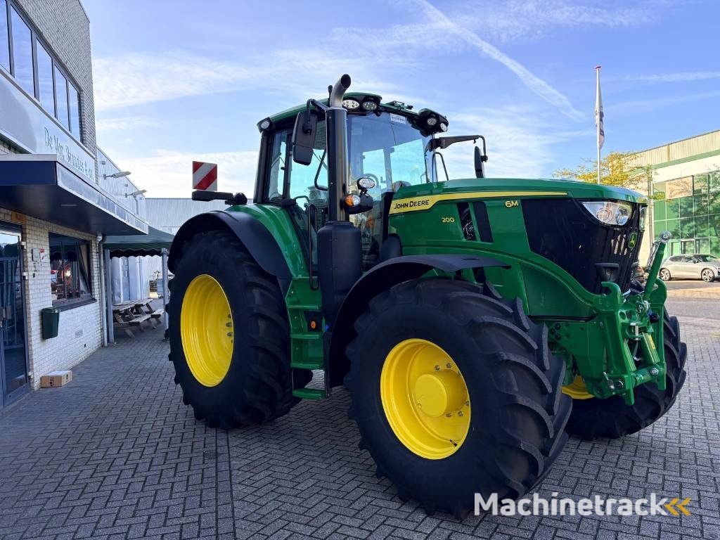 John Deere 6M200