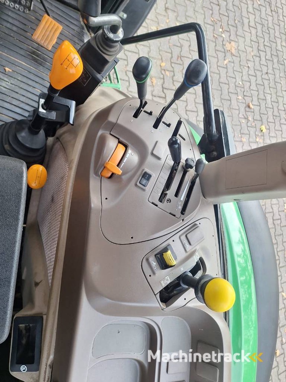 John Deere 5075M