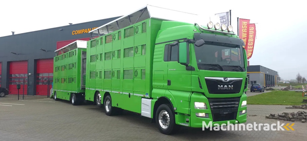 MAN 26.460 Cuppers Box Total 108,9 m2 nice Truck and trailer!