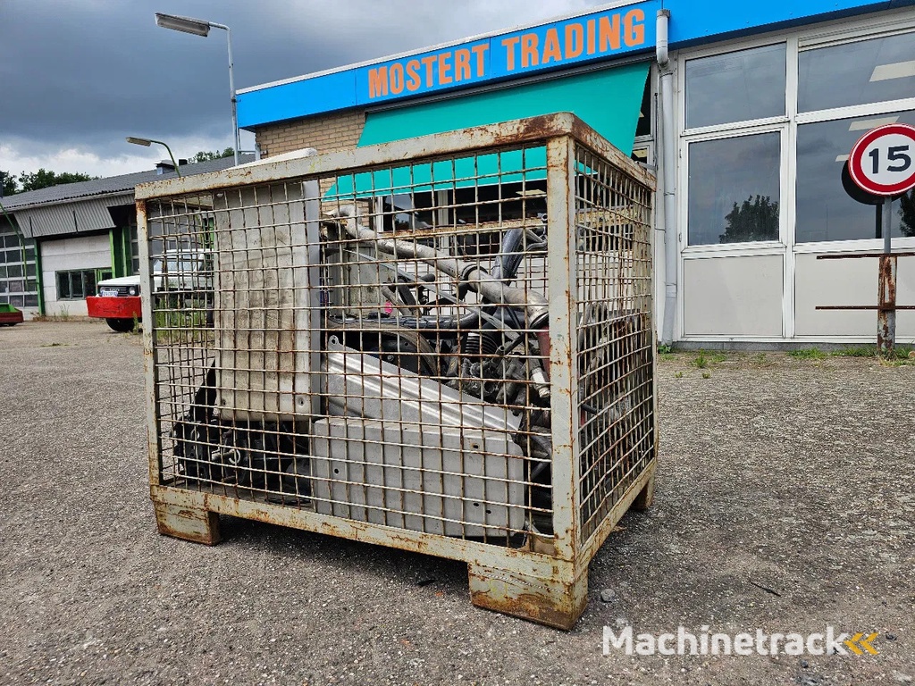 MAN Bak met vrachtwagen onderdelen