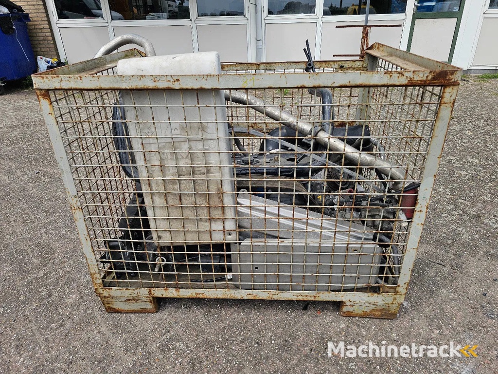 MAN Bak met vrachtwagen onderdelen