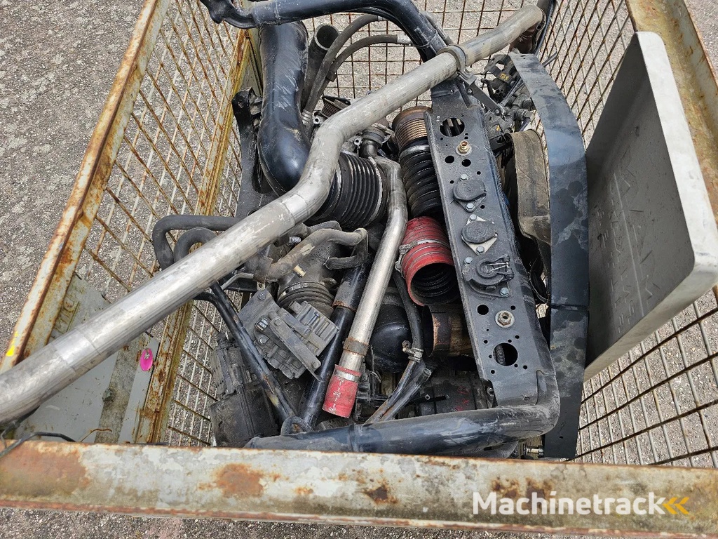 MAN Bak met vrachtwagen onderdelen