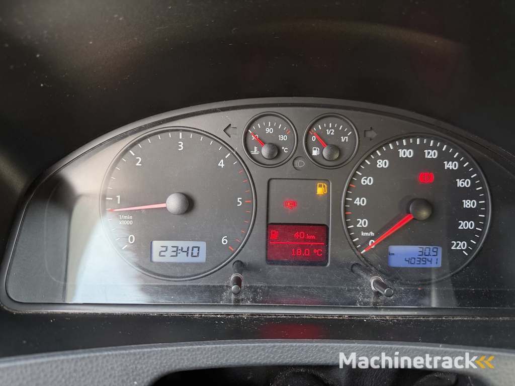 Volkswagen Transporter 2.5 TDI 300 Trendline DC Dubbele cabine / Marge / Airco / Trekhaak / Carplay / Nwe APK