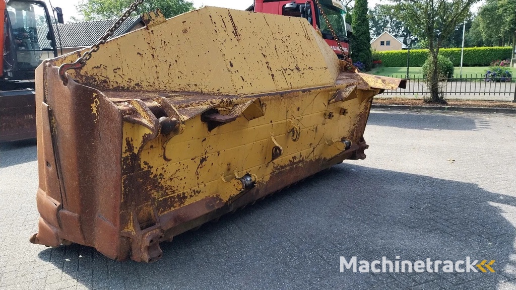 Caterpillar D 8 K U blade