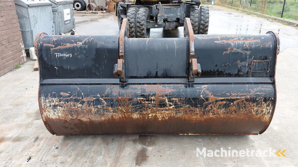 Caterpillar CW30 / CW40 cleaning bucket / 2.1m3 / 2.1m wide