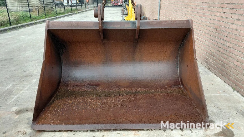 Verachtert cleaning bucket / 110mm pins / Hitachi ZX470 490 / 2.30m