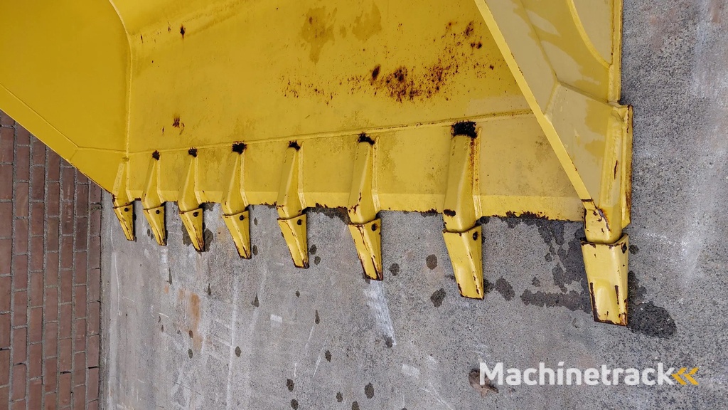 Caterpillar 950 / 962 loader bucket with teeth / NEW