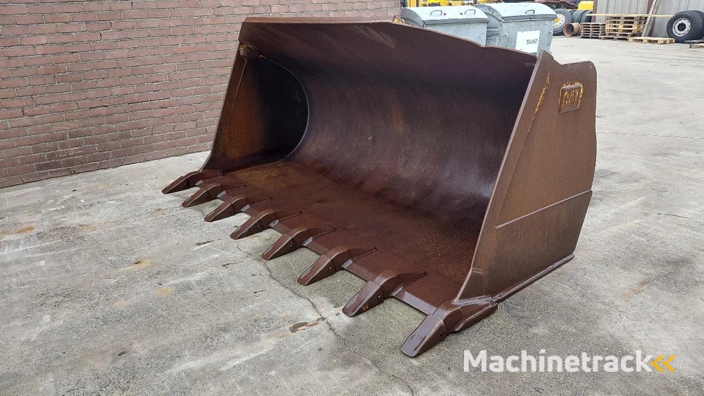 Caterpillar 950 / 962 loader bucket with teeth