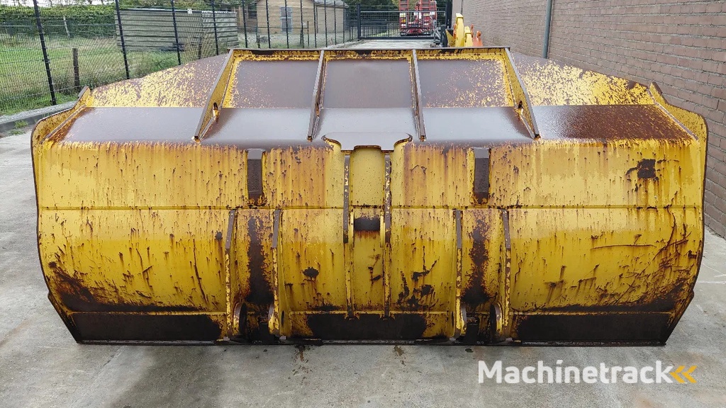 Caterpillar 950 / 962 loader bucket with teeth