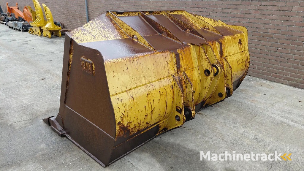 Caterpillar 950 / 962 loader bucket with teeth