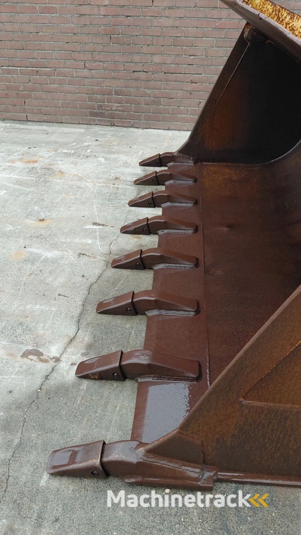 Caterpillar 950 / 962 loader bucket with teeth