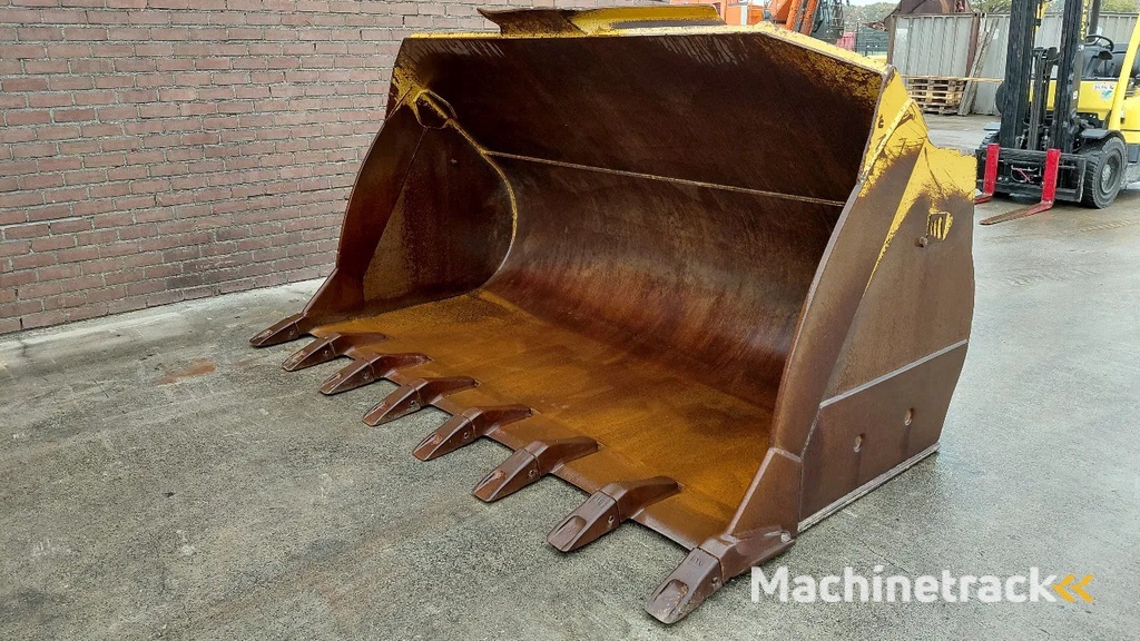 Caterpillar 966 / 972 bucket with teeth / 4.2m3