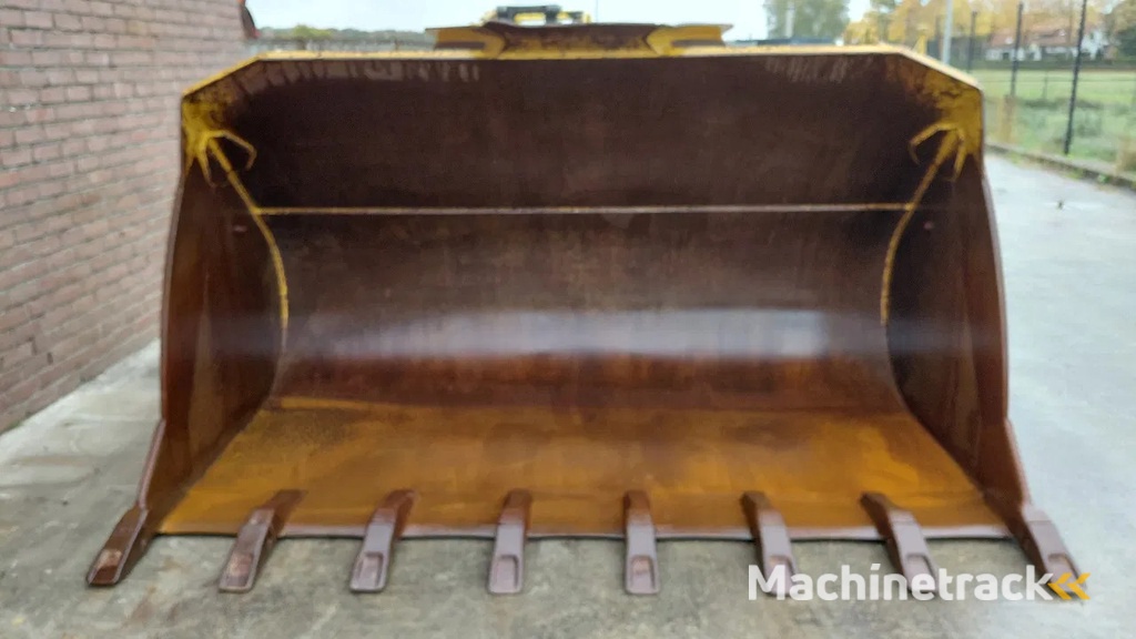 Caterpillar 966 / 972 bucket with teeth / 4.2m3