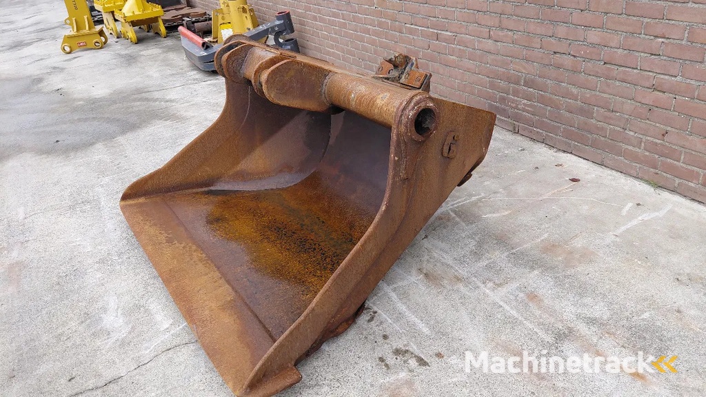 Volvo S2 cleaning bucket