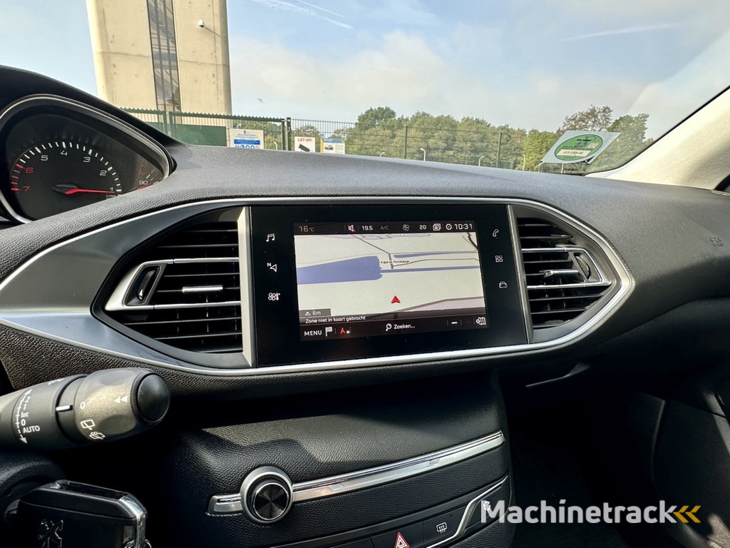 Peugeot 308 SW 1.2 PureTech Blue Lease Allure | 88.000 km | Trekhaak | Apple carplay | GT