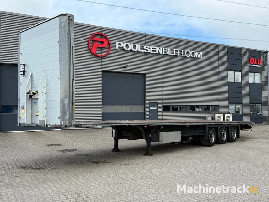 Schmitz Cargobull 3-axle curtain trailer,