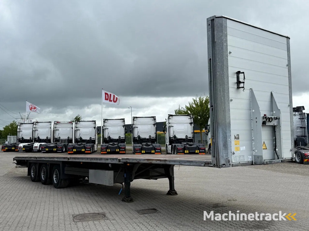 Schmitz Cargobull 3-axle curtain trailer,