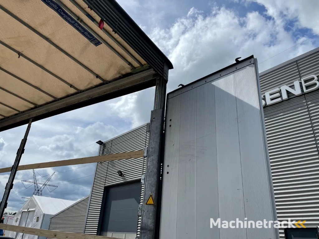 Schmitz Cargobull 3-axle curtain trailer,