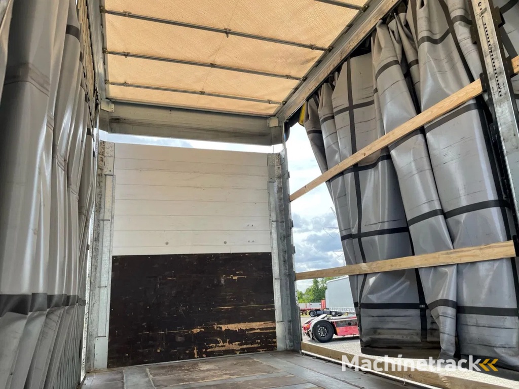 Schmitz Cargobull 3-axle curtain trailer,