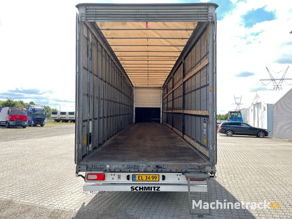 Schmitz Cargobull 3-axle curtain trailer,
