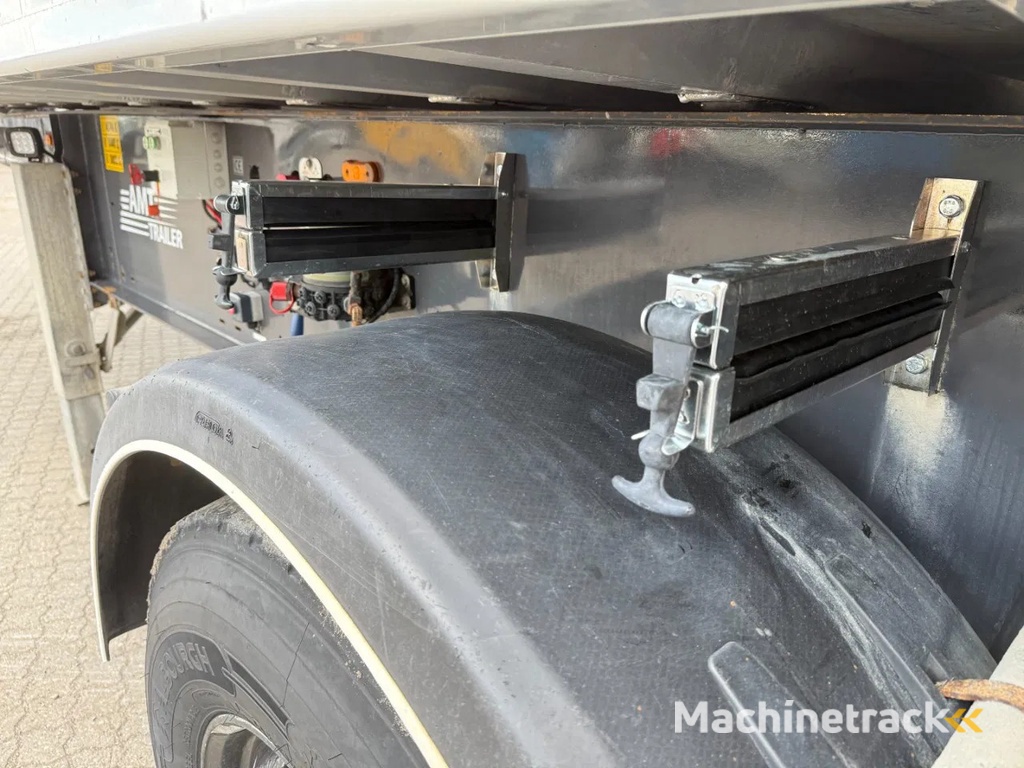 AMT 4-axle 36m3 tiptrailer with aut. tarpaulin roof