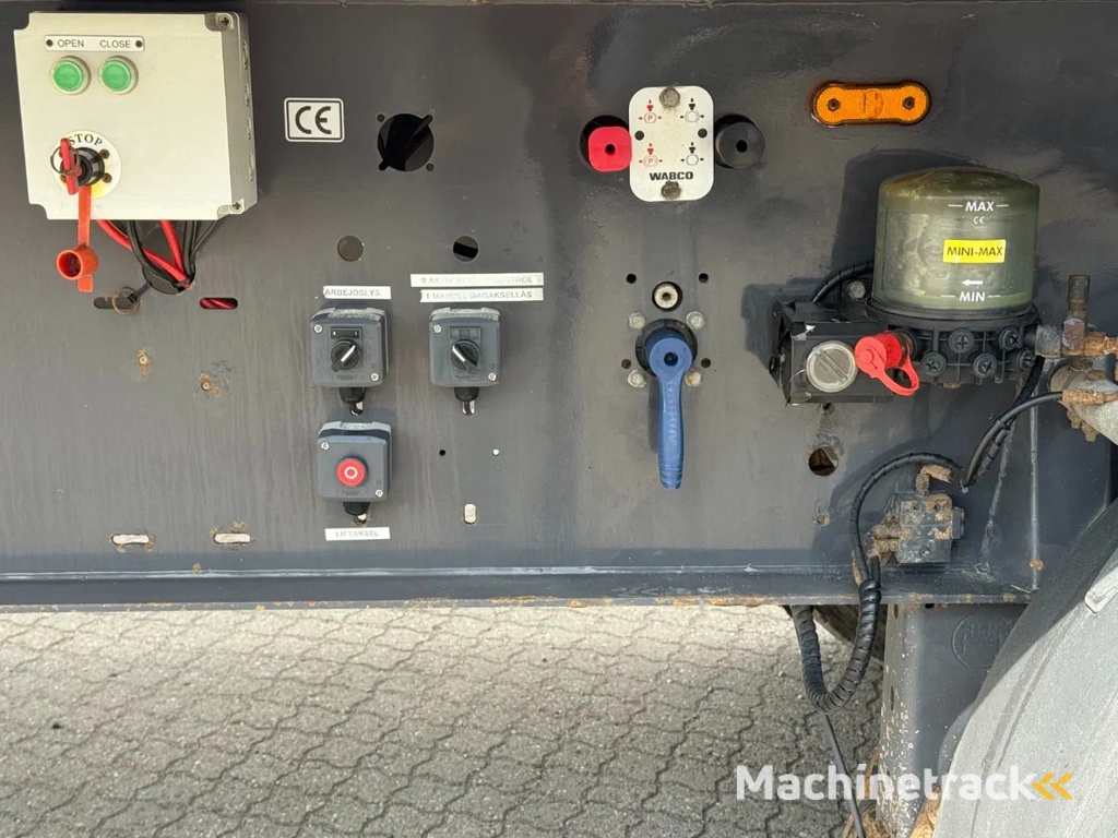 AMT 4-axle 36m3 tiptrailer with aut. tarpaulin roof