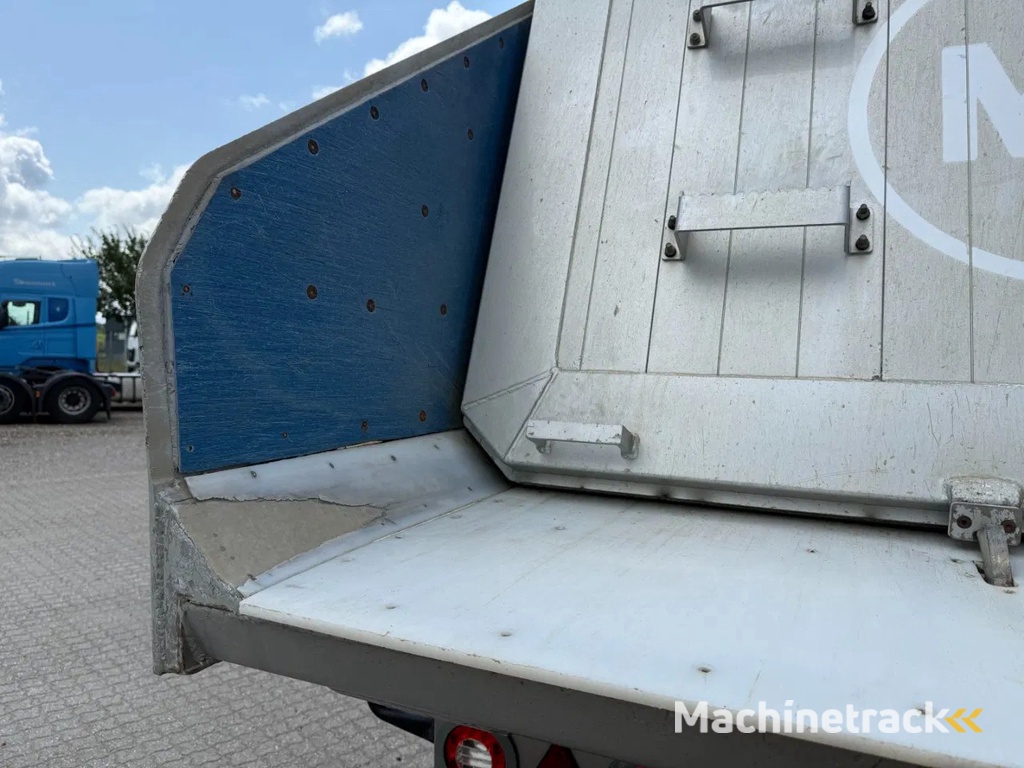 AMT 4-axle 36m3 tiptrailer with aut. tarpaulin roof