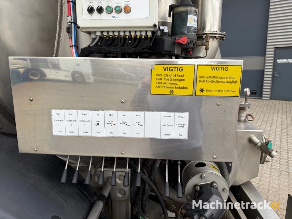 VM Trailer 4-aks 39m3 gülle trailer