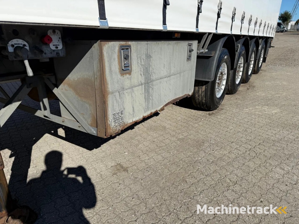 BP Trailer 4-axle sliding curtain trailer with forklift mount