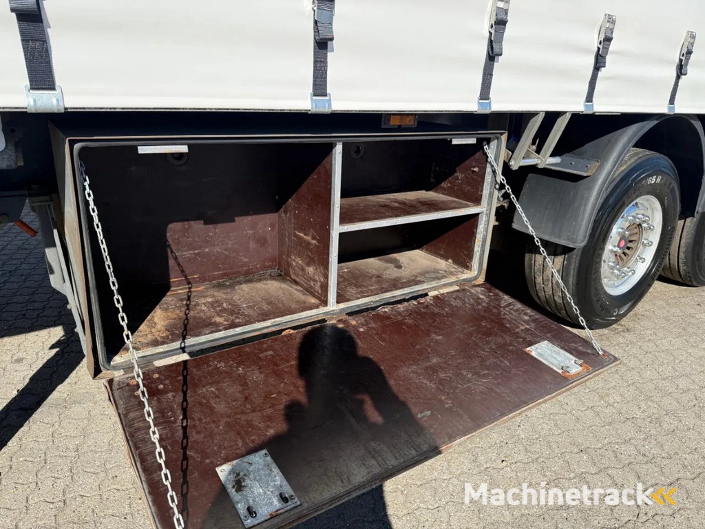 BP Trailer 4-axle sliding curtain trailer with forklift mount