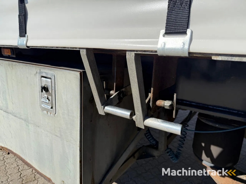 BP Trailer 4-axle sliding curtain trailer with forklift mount