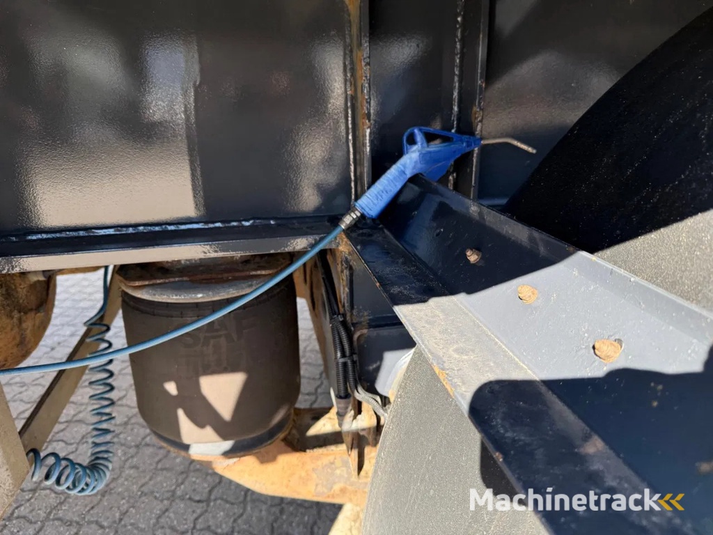 BP Trailer 4-axle sliding curtain trailer with forklift mount