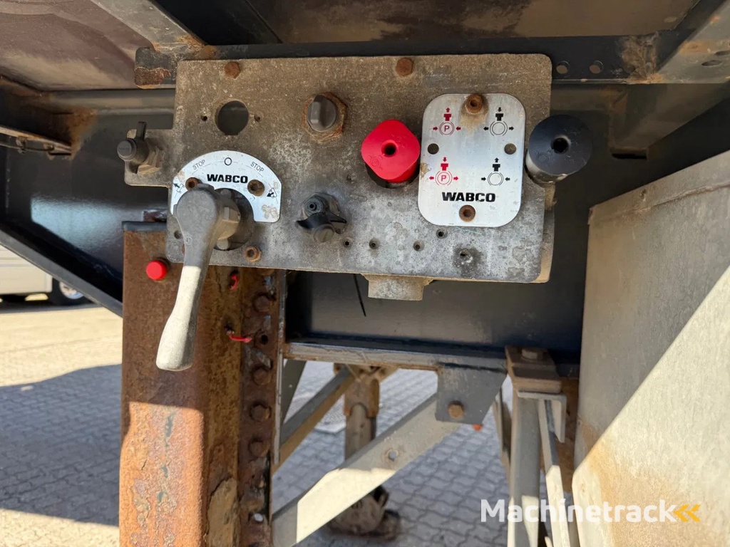 BP Trailer 4-axle sliding curtain trailer with forklift mount