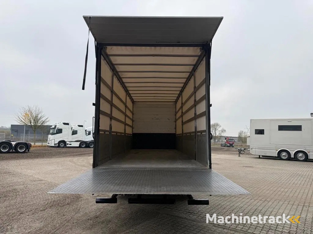Volvo FM 380 6x2*4 sliding curtain with kinnegrip post
