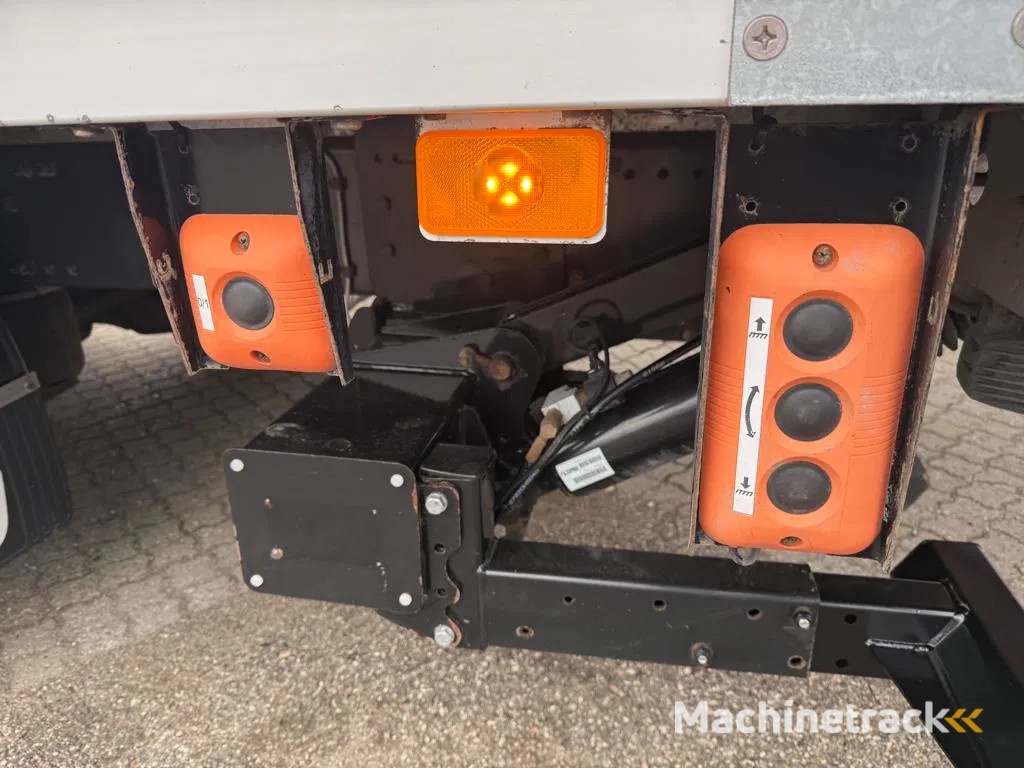 Volvo FM 380 6x2*4 sliding curtain with kinnegrip post