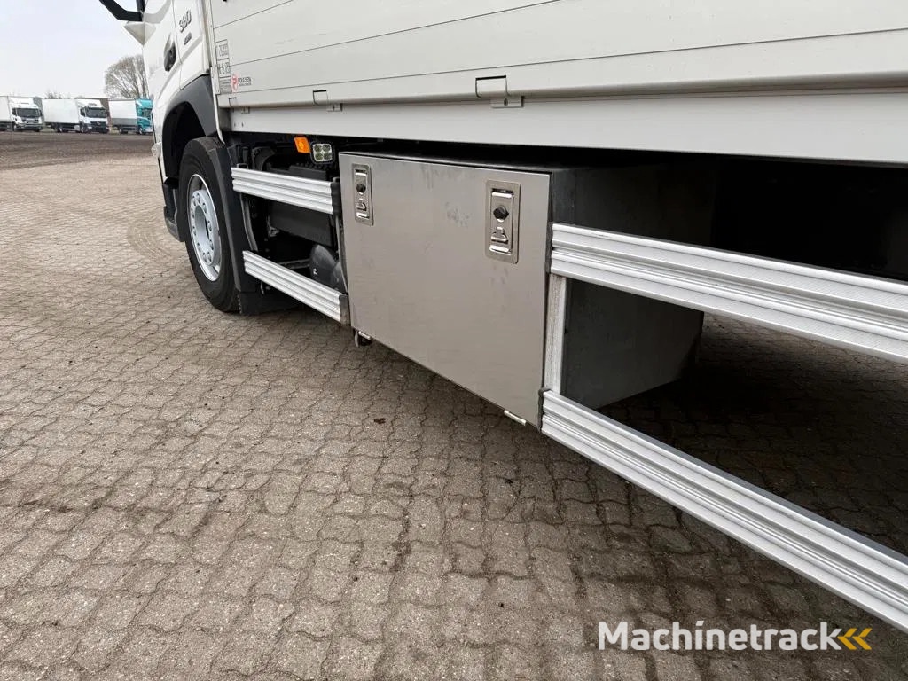 Volvo FM 380 6x2*4 sliding curtain with kinnegrip post