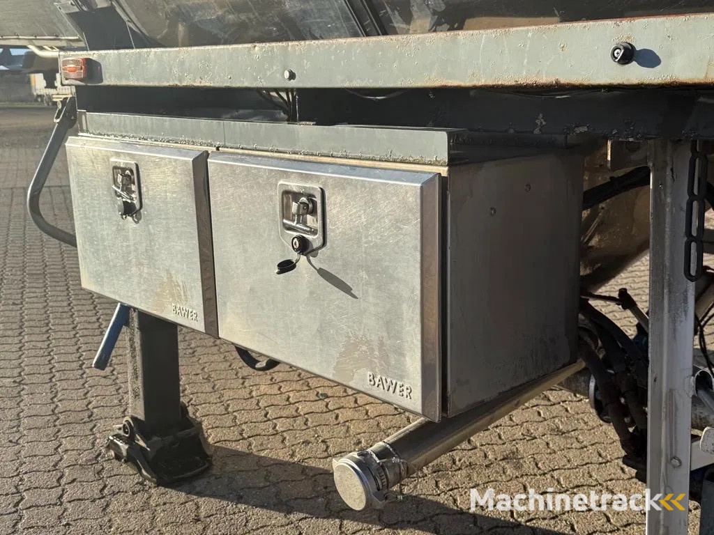 Interconsult 3-axle 3-room tank trailer