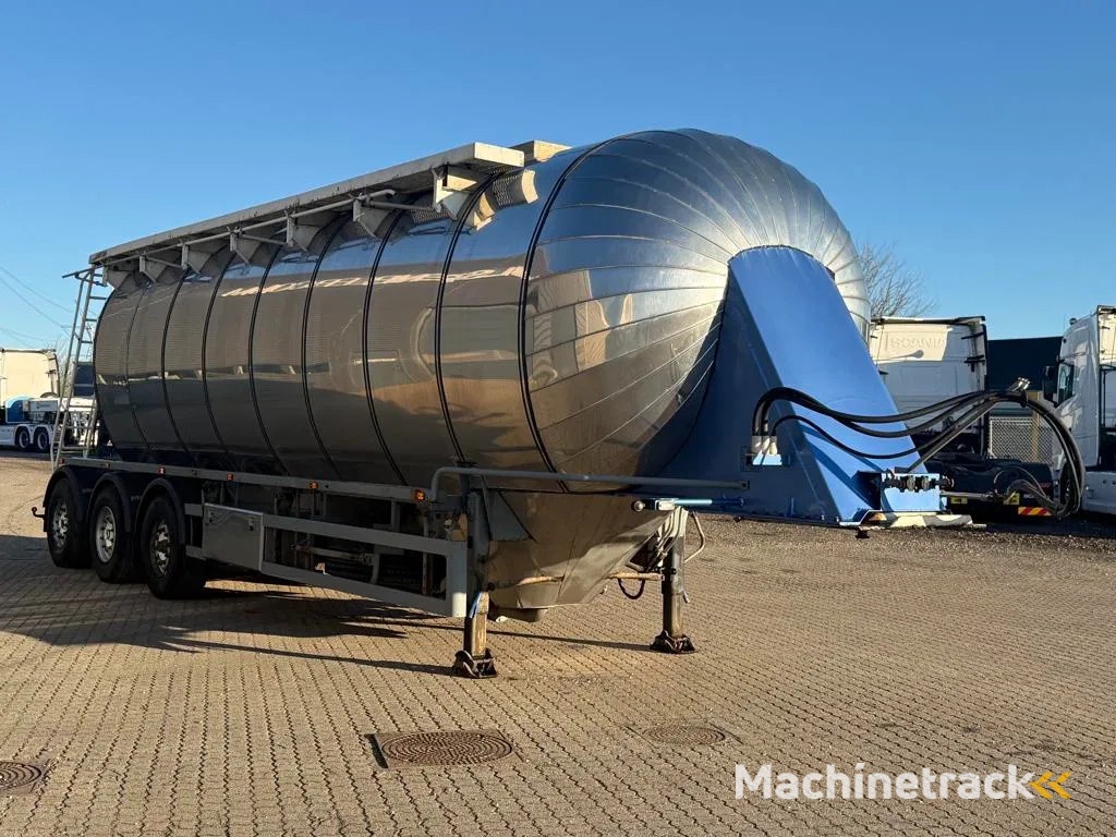 Interconsult 3-axle 3-room tank trailer