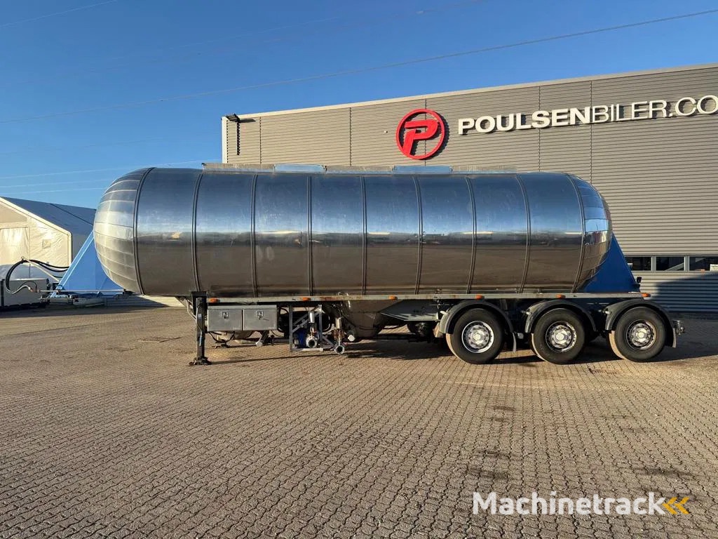 Interconsult 3-axle 3-room tank trailer