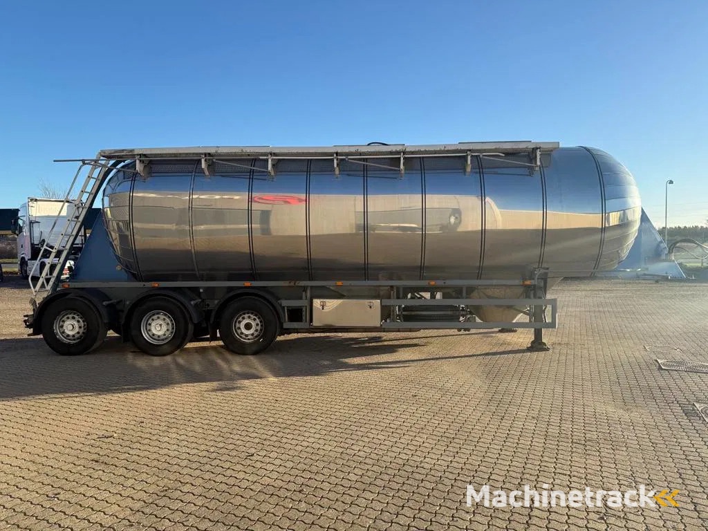 Interconsult 3-axle 3-room tank trailer