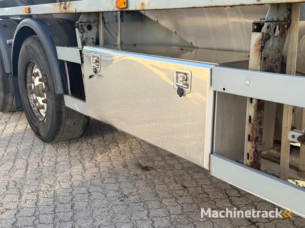 Interconsult 3-axle 3-room tank trailer