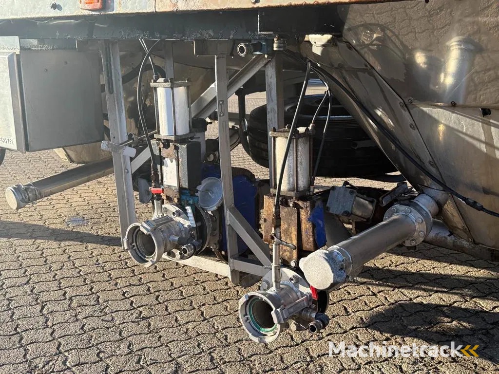 Interconsult 3-axle 3-room tank trailer